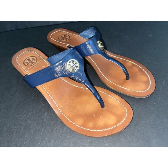 Tory Burch Cameron Sandal Sz 7 Wedge Thong Blue Patent Leather Gold Logo VGC - Picture 2 of 11